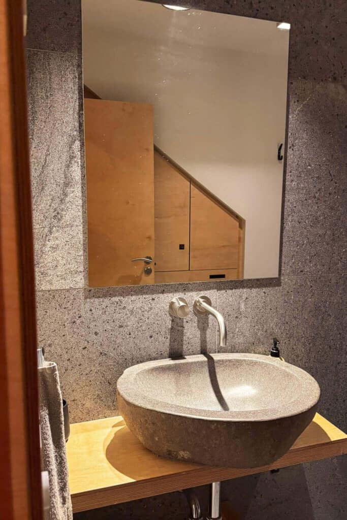 The bathroom in Viking Cottages and Apartments